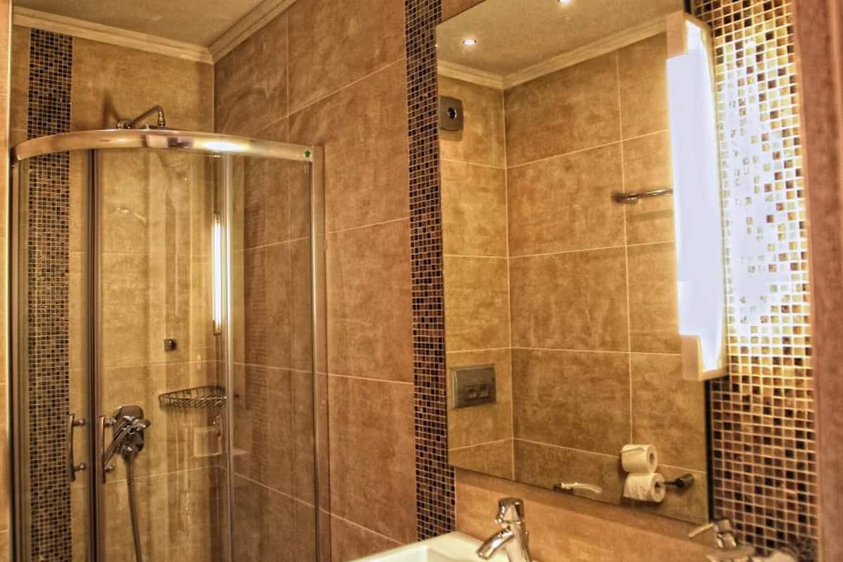 free toiletries, towels