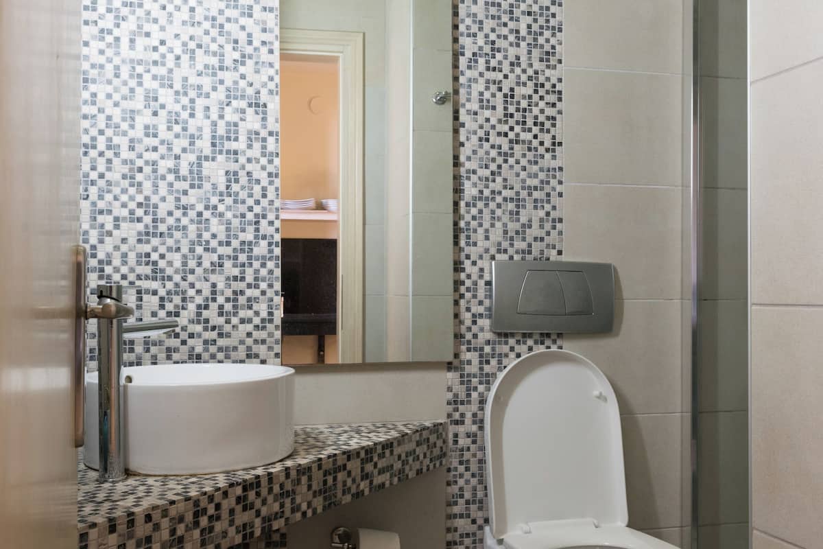 triple room | bathroom | free toiletries, towels