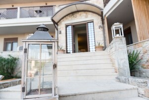 Konaklama yerinin ön cephesi