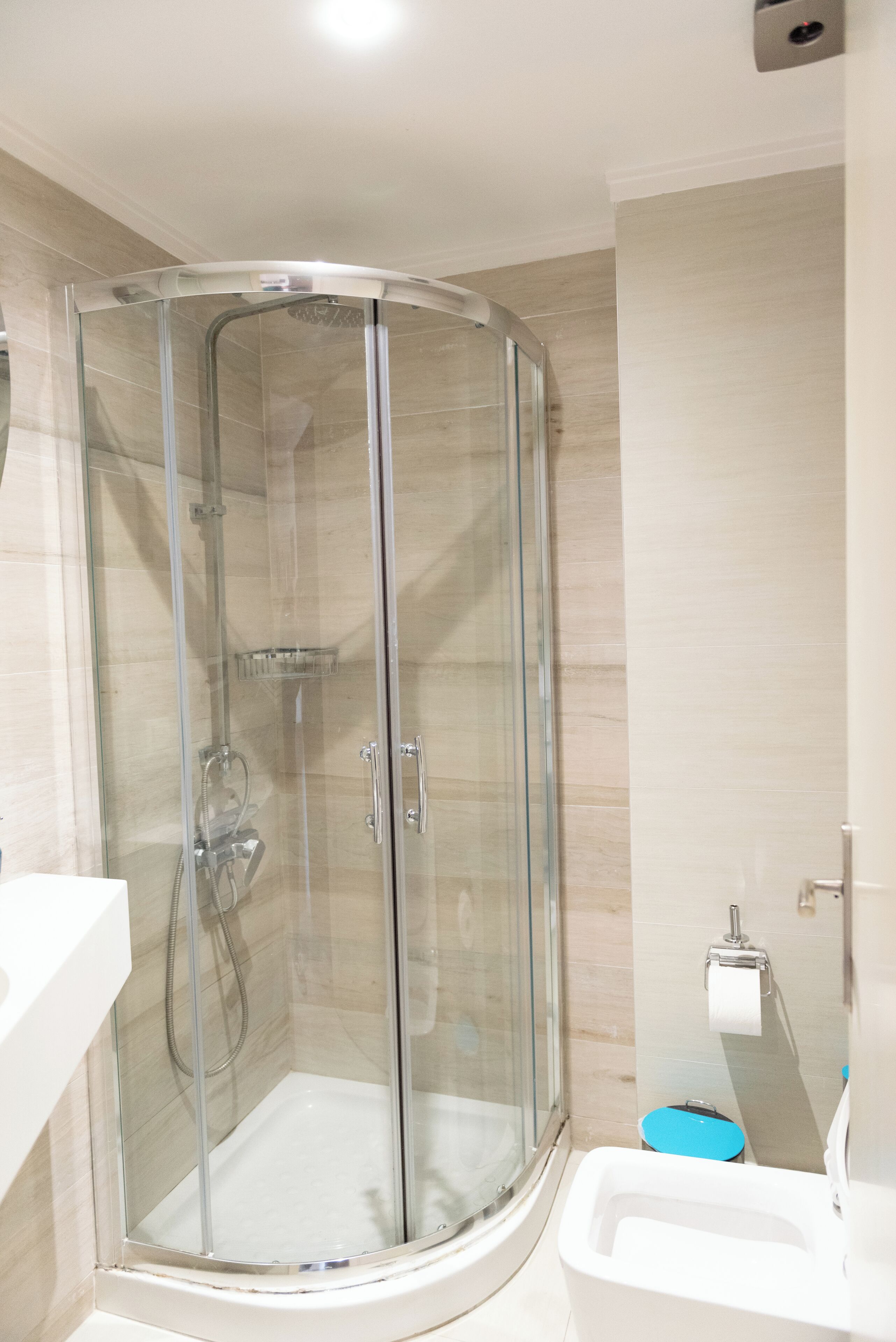 superior double room | bathroom | free toiletries, towels