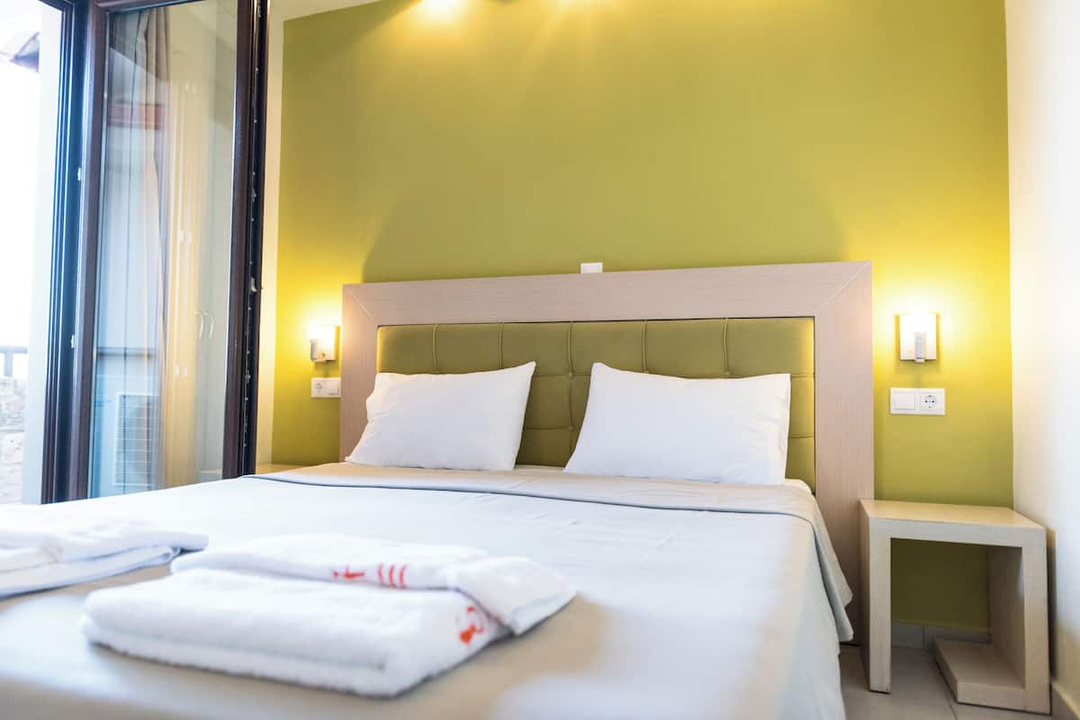 Triple Room | In-room safe, free WiFi, bed sheets
