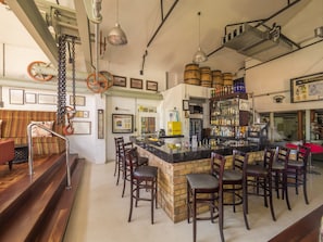 Bar de petiscos, restaurante ao ar livre