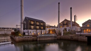 A waterfront property with a modern building, a dock, and a swimming pool. - Turbine Hotel and Spa (Knysna)