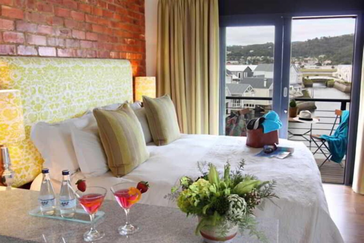 Sengetøy av topp kvalitet, minibar, safe på rommet og skrivebord