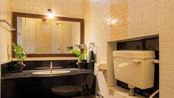 Standard Room, 1 Double Bed | Bathroom | Shower, rainfall showerhead, free toiletries, towels