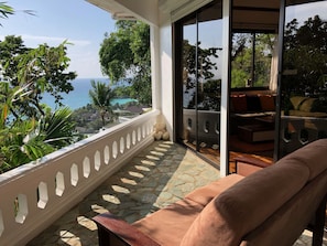 Habitación de luna de miel, balcón, vista al océano | Terraza o patio