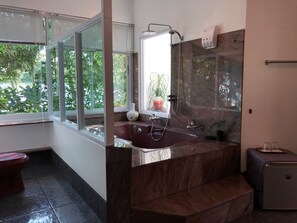 Chambre Lune de Miel, balcon, vue océan | Salle de bain | Articles de toilette écologiques, sèche-cheveux, serviettes fournies