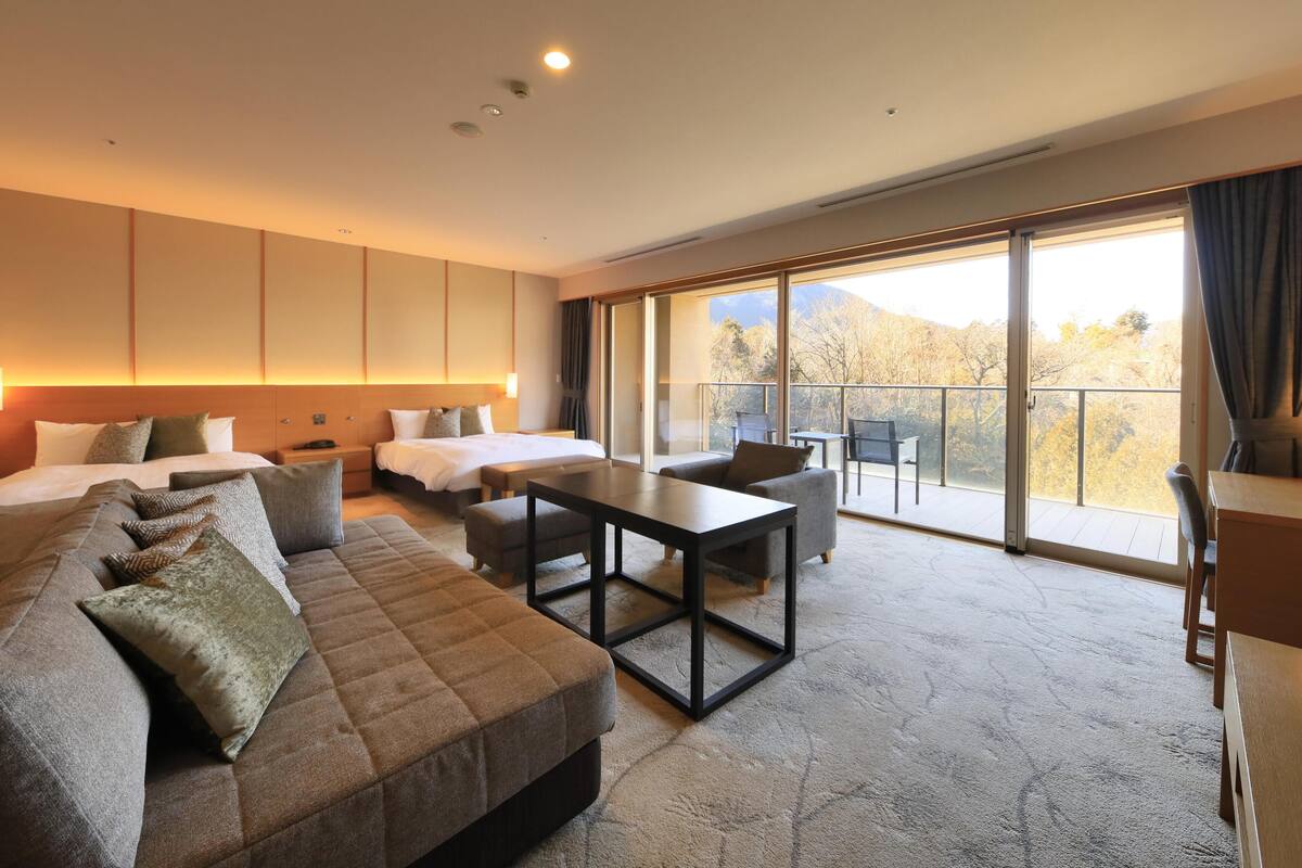 Phòng Deluxe, không hút thuốc (Wide Wst style with indoor hot spring) | Minibar với thức u  ống miễn phí, két bảo mật tại phòng 
