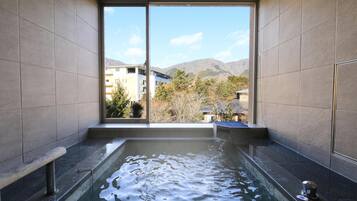 Kamar Twin Standar, Bebas Asap Rokok (JP W style with indoor hot spring) | Kamar mandi | Bathtub dan shower terpisah, pengering rambut, jubah mandi, dan sandal