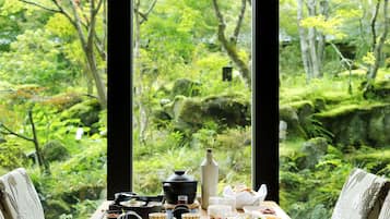 Daily cooked-to-order breakfast (JPY 3300 per person)