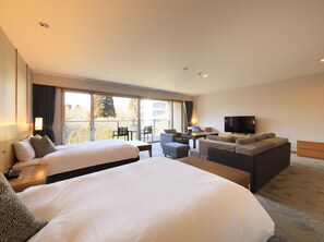 Chambre Deluxe, non-fumeur (Wide Wst style with indoor hot spring) | Articles de minibar gratuits, coffre-fort, fer et planche à repasser