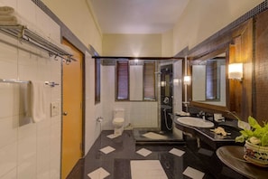Vila, 5 quartos | Banheiro | Chuveiro, chuveiro com efeito de chuva, produtos de toalete grátis