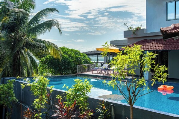 2 個室內泳池、2 個室外泳池；08:00 至 20:00 開放；泳池傘、躺椅