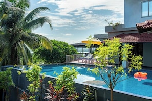 2 piscinas internas, 2 piscinas externas, guarda-sóis, espreguiçadeiras