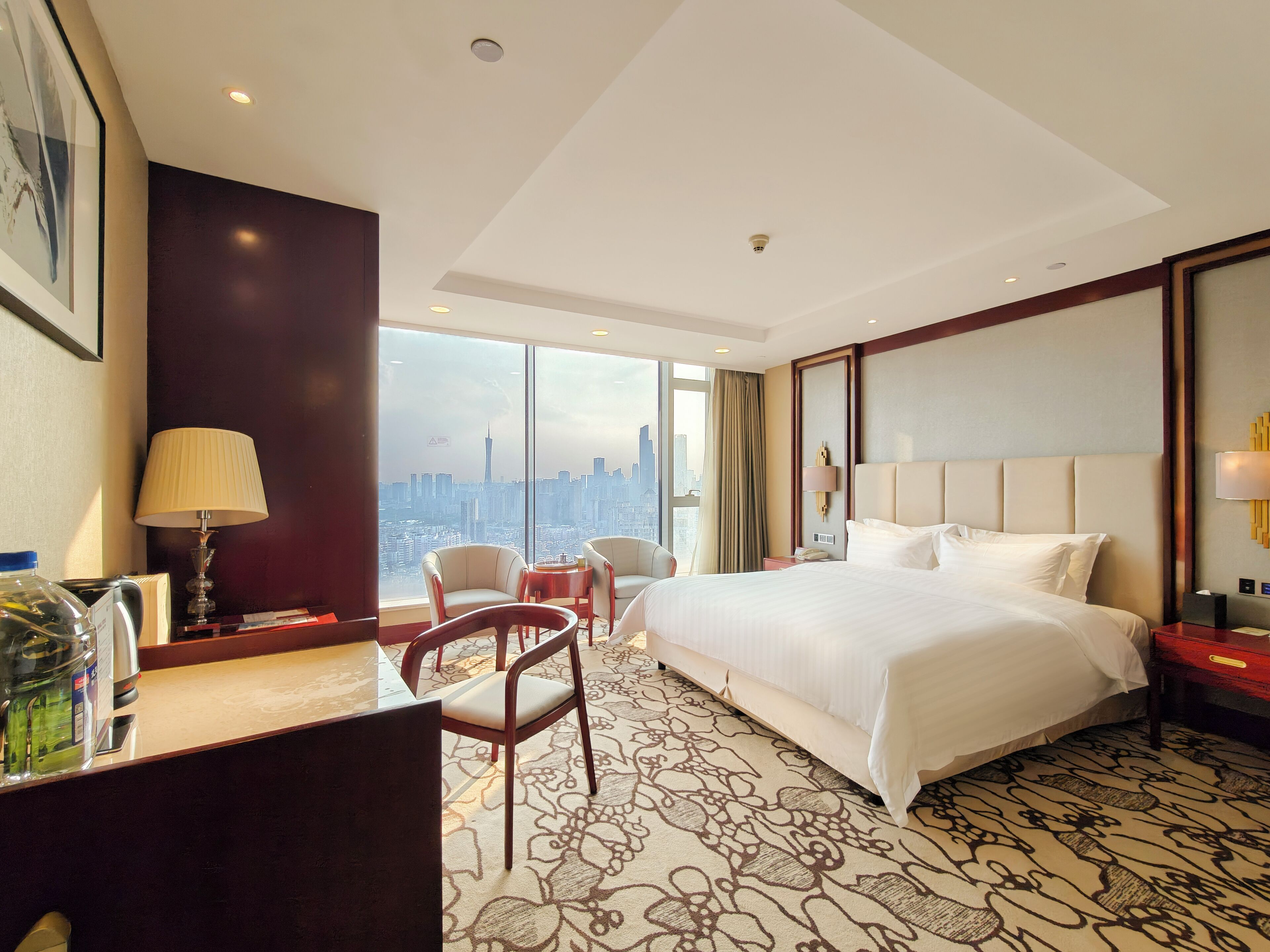 Cubrecamas, colchones con pillow-top y minibar 