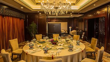 3 restaurantes, é servido café da manhã