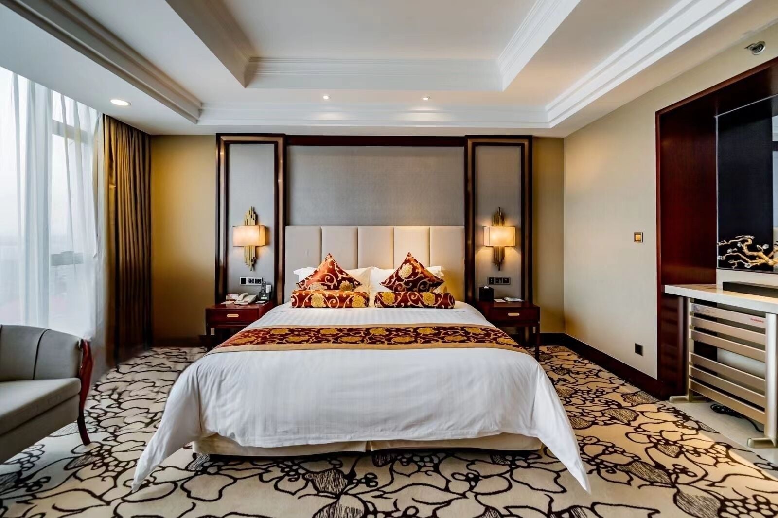 deluxe kingbed room | down duvets, pillow-top beds, minibar, in-room safe