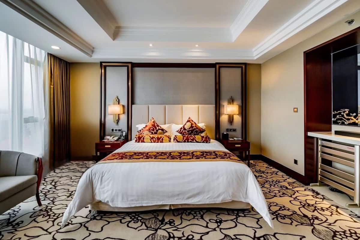 deluxe kingbed room | down duvets, pillow-top beds, minibar, in-room safe