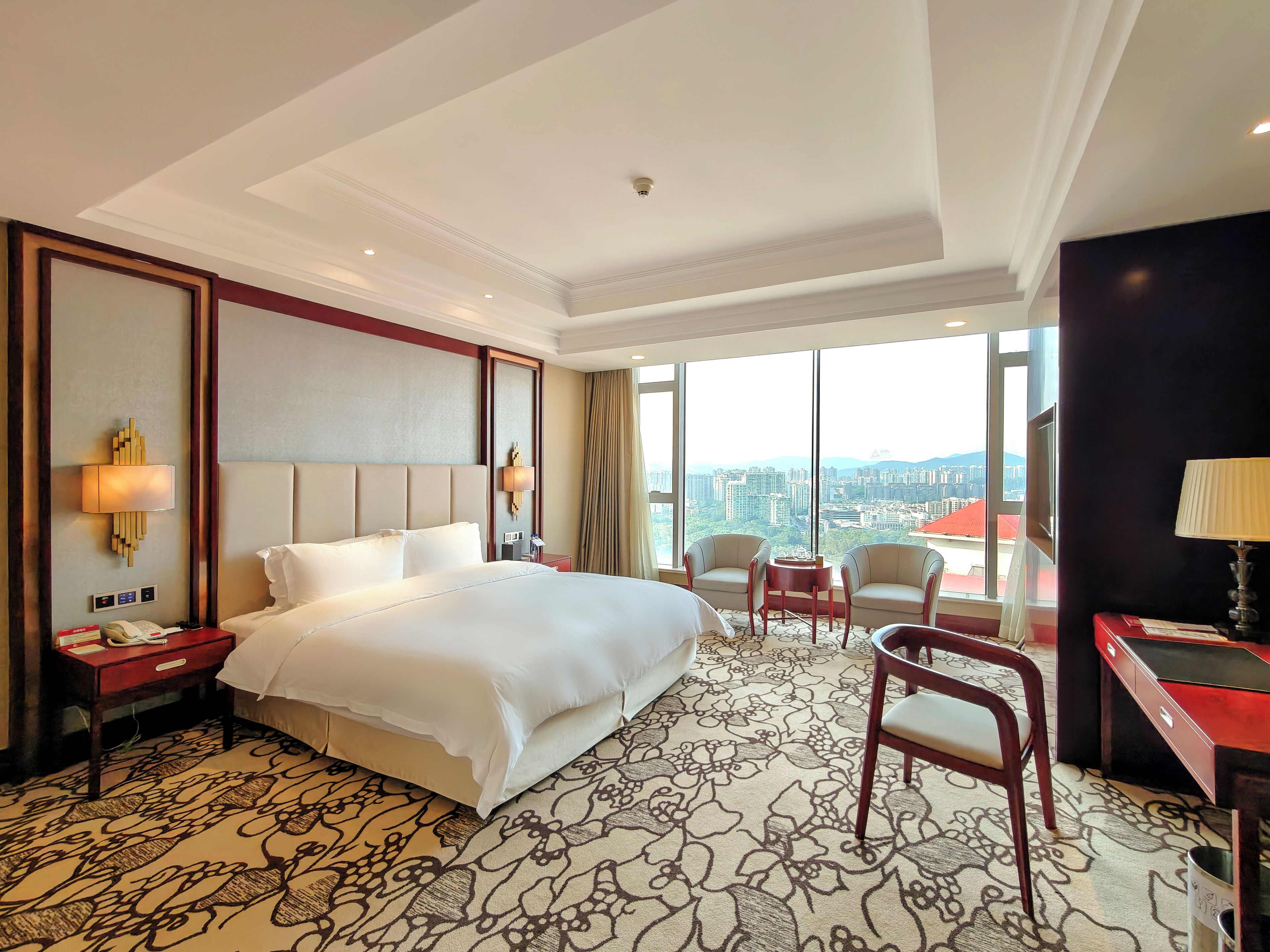 Habitación Deluxe | Edredón, camas con pillow-top y minibar 