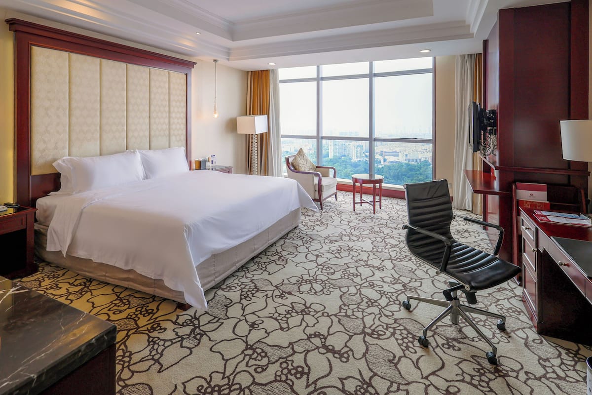 Garden View King Bed Room | Down comforters, pillowtop beds, minibar, in-room safe