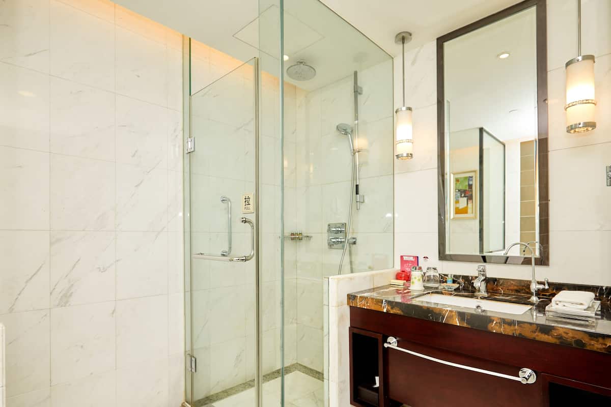 combined shower/bathtub, deep-soaking bathtub, free toiletries