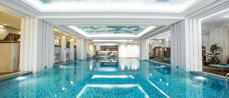 Una piscina techada