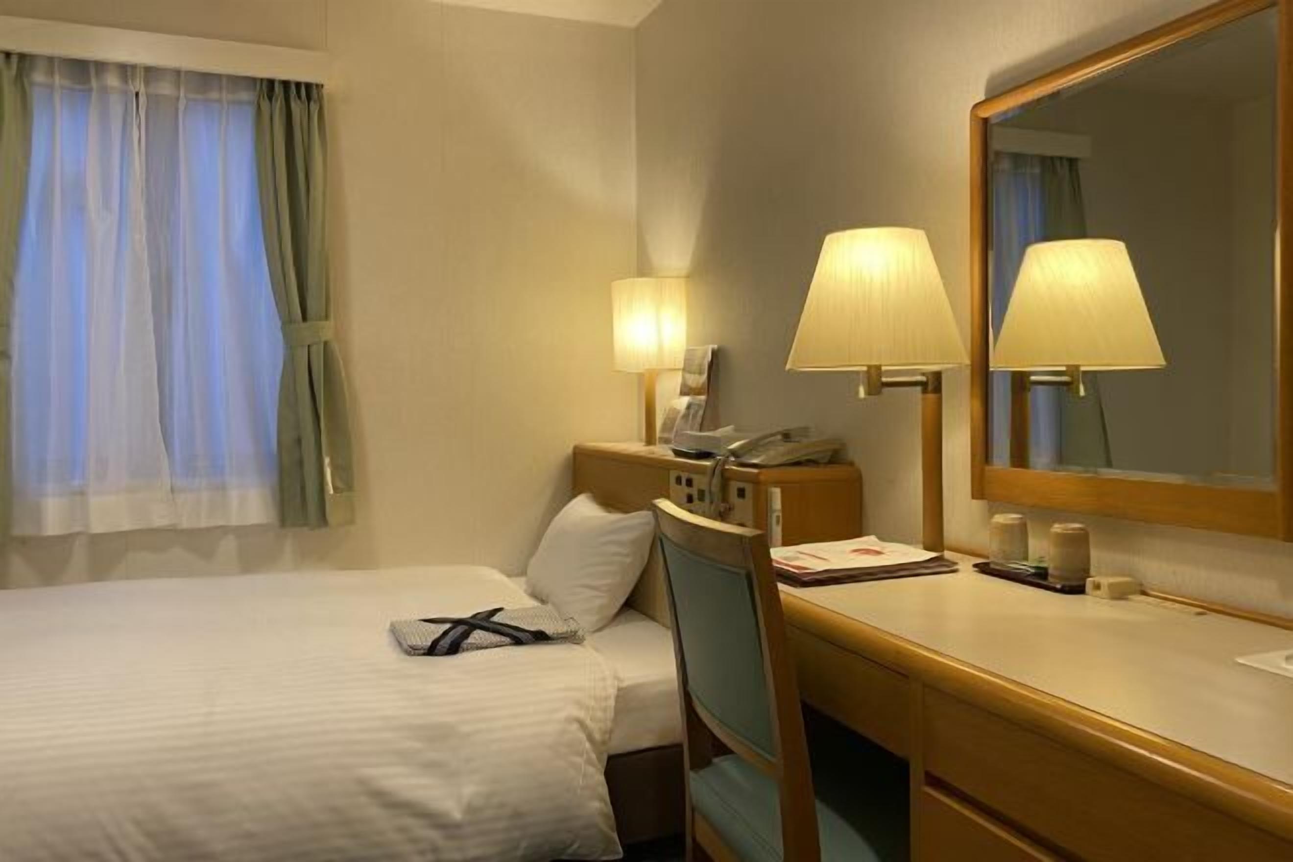 Down comforters, in-room safe, desk, blackout drapes