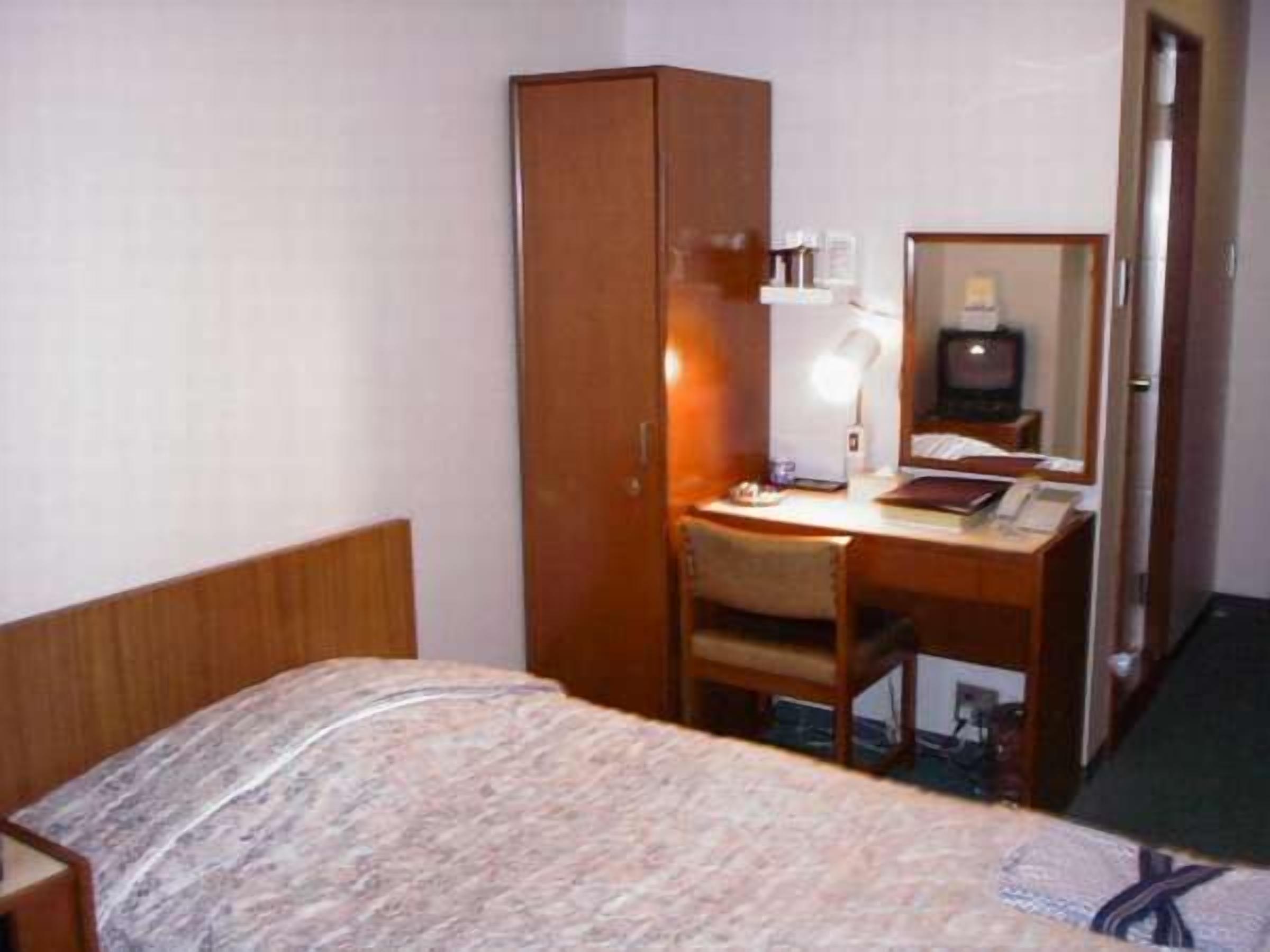 Down comforters, in-room safe, desk, blackout drapes