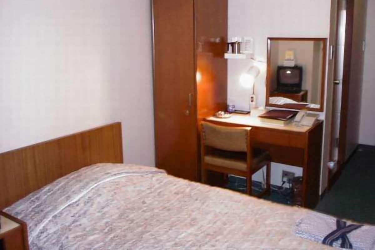 Down comforters, in-room safe, desk, blackout drapes