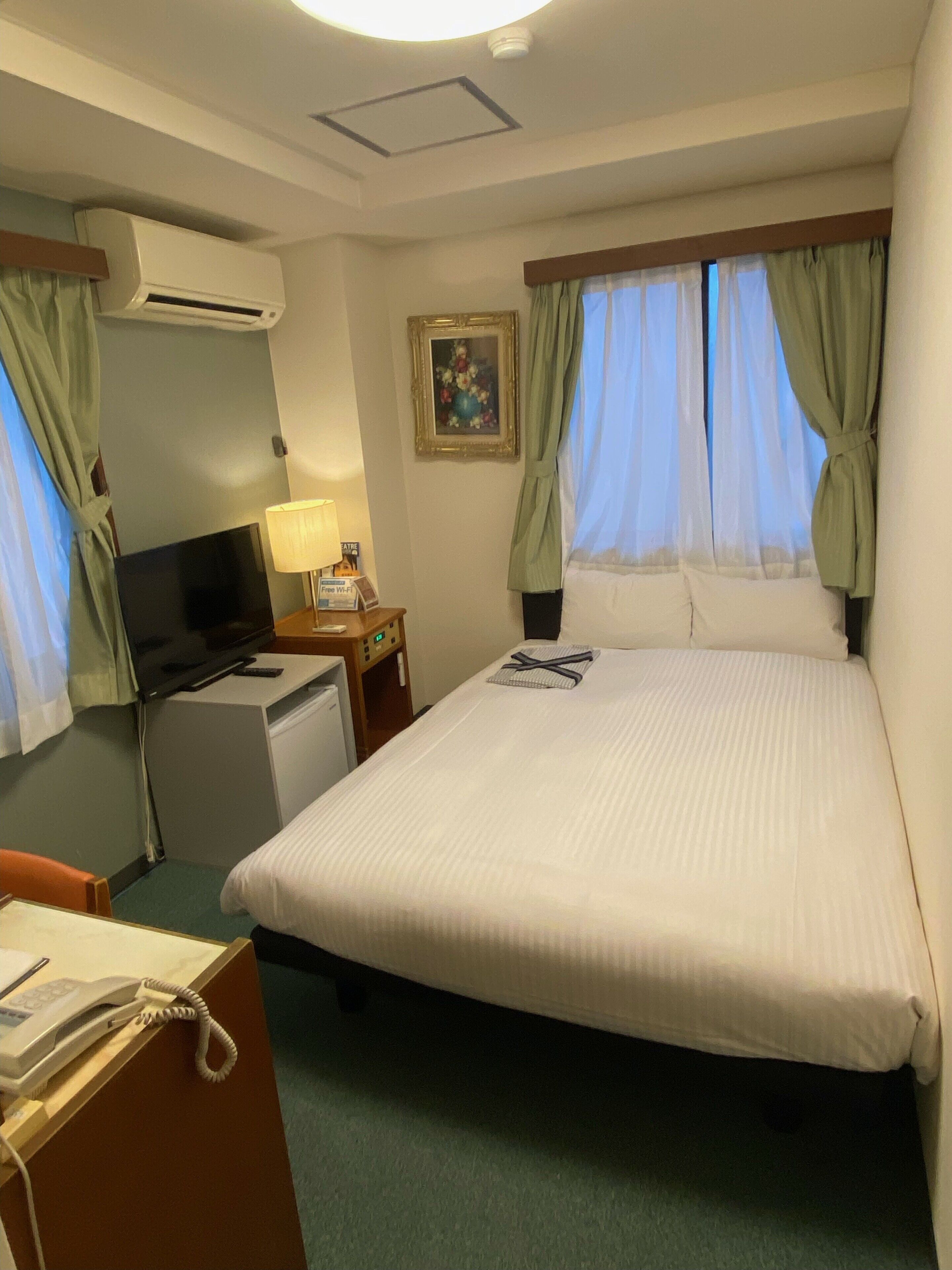 Down duvets, in-room safe, desk, blackout curtains