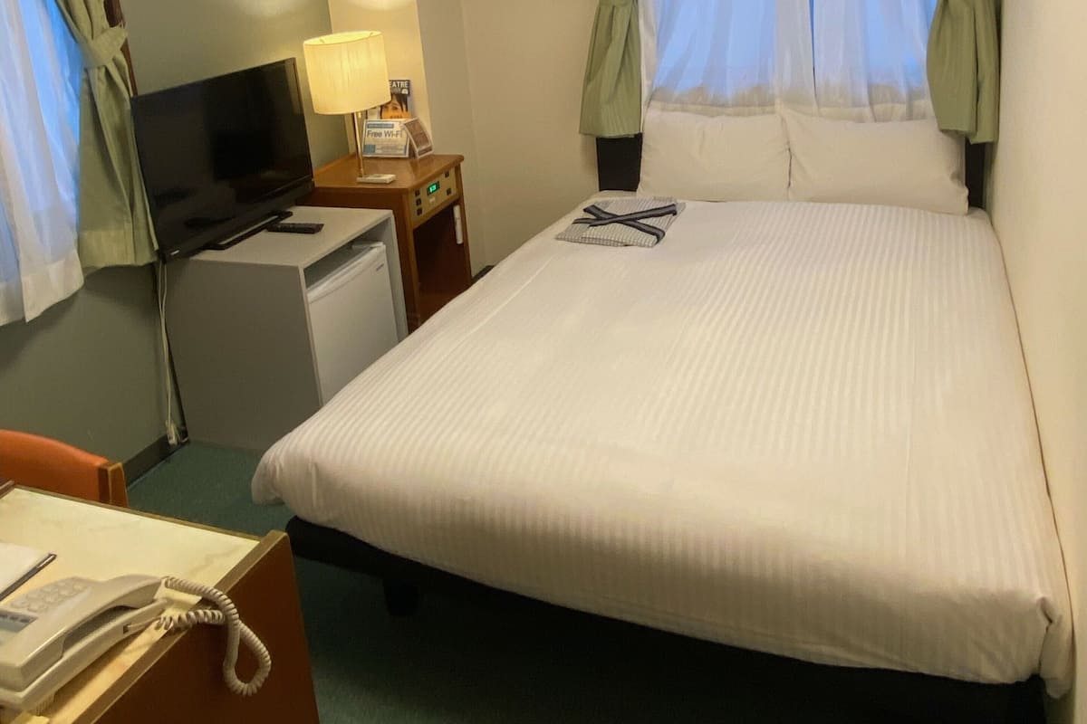 Down duvets, in-room safe, desk, blackout curtains
