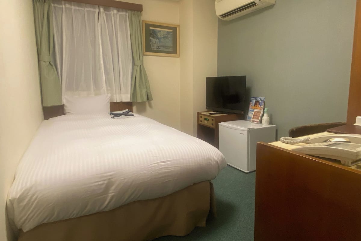 Down duvets, in-room safe, desk, blackout curtains