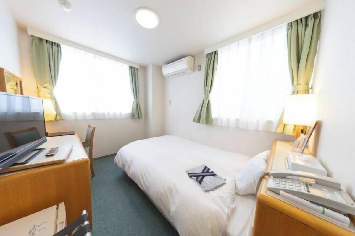 Down comforters, in-room safe, desk, blackout drapes