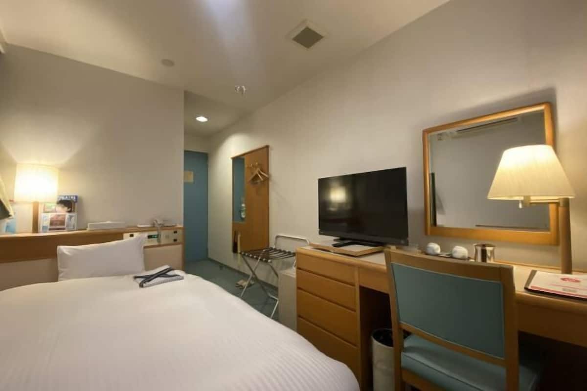 Down duvets, in-room safe, desk, blackout curtains