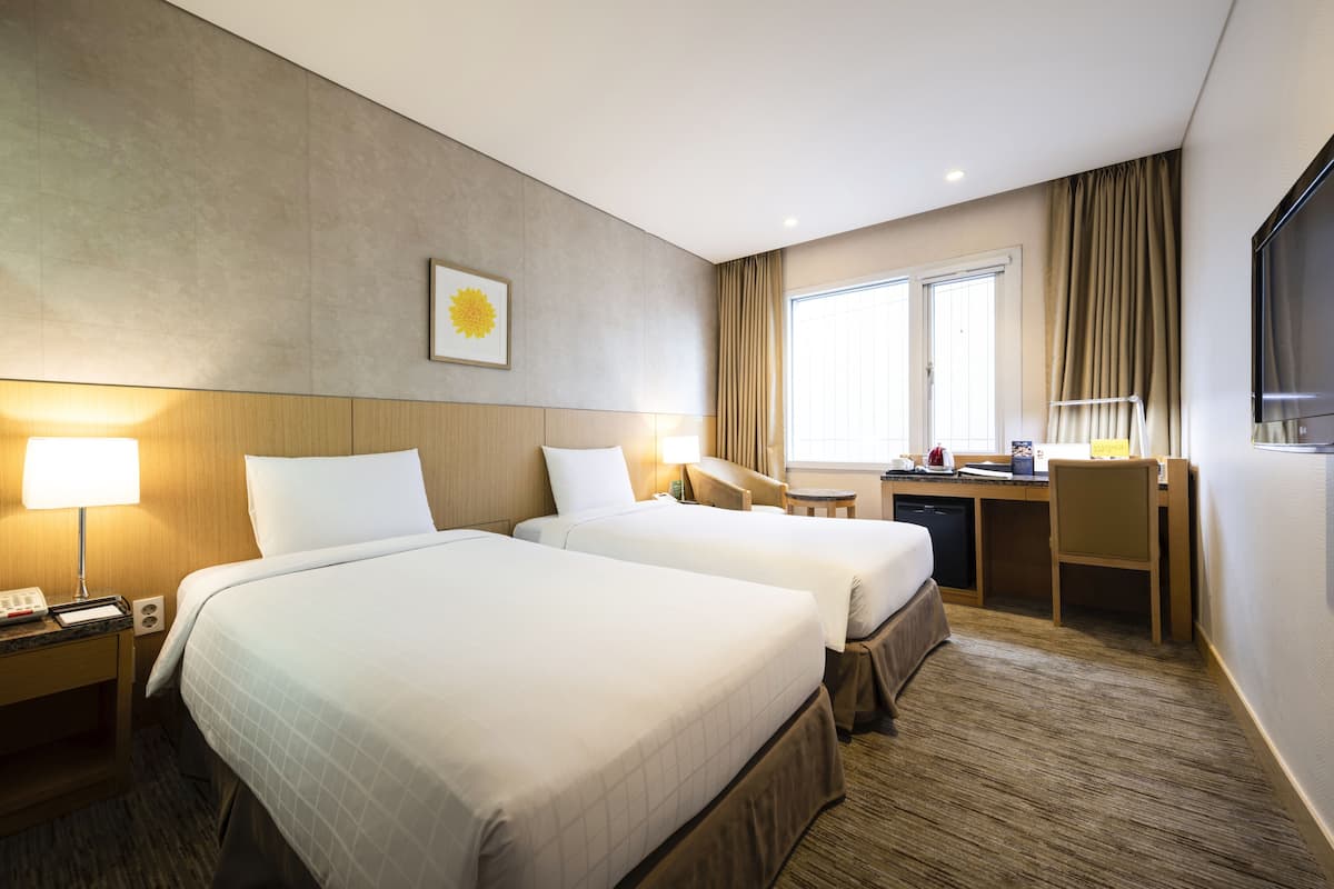 Standard Twin Room | Peti besi dalam bilik, meja, ruang kerja komputer riba