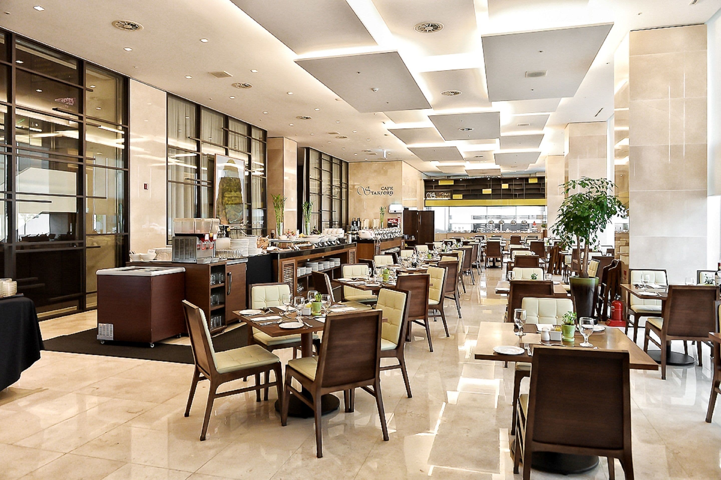 2 间餐厅，供应早餐