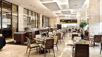 2 restaurants, breakfast served