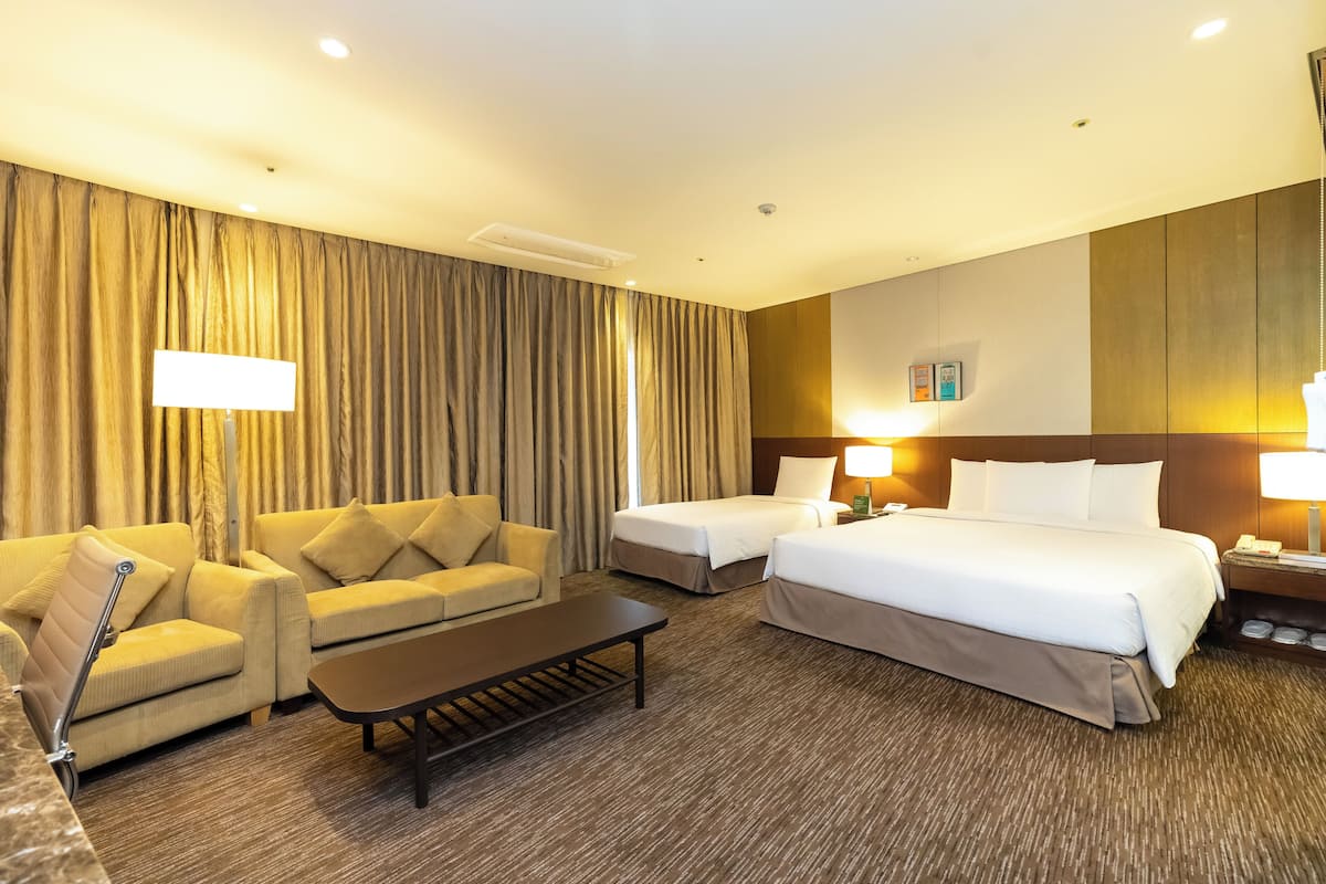 Family Room | Peti besi dalam bilik, meja, ruang kerja komputer riba