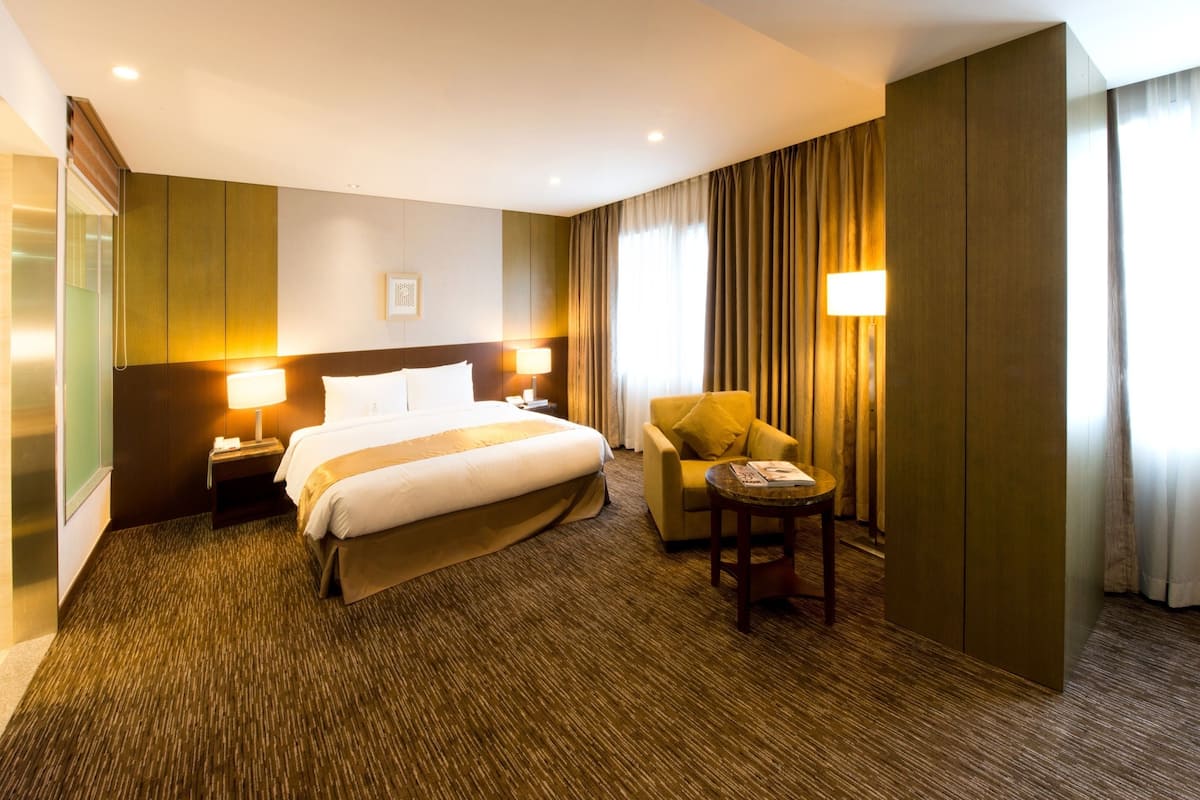 Junior Suite Room | Két bảo mật tại phòng, bàn, khu vực làm việc phù hợp cho laptop