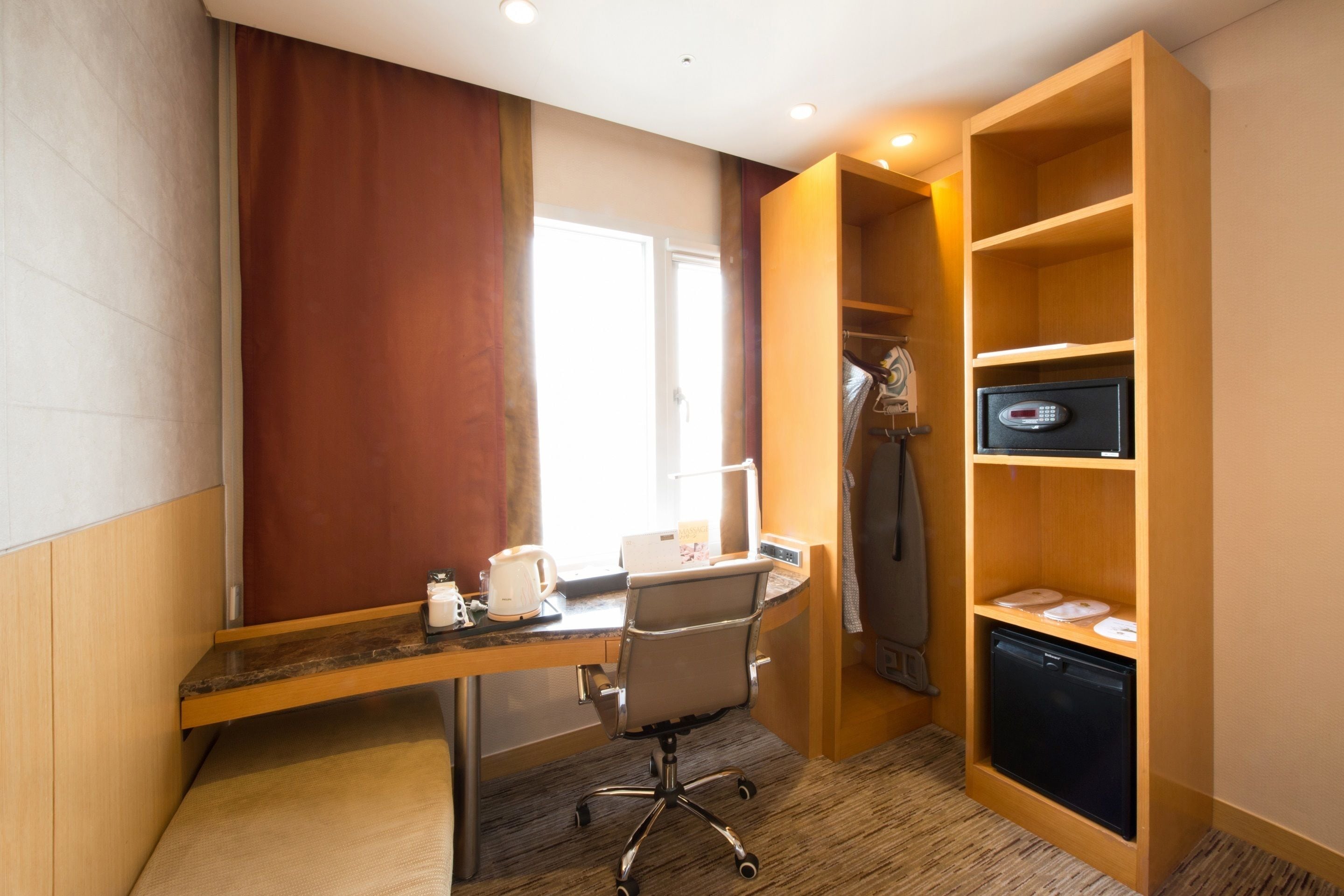 in-room safe, desk, laptop workspace, blackout curtains