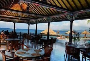 供應早餐、午餐、晚餐；海灘景