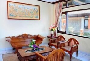 Suite | Wohnzimmer | 21-Zoll-Fernseher mit Satellitenempfang