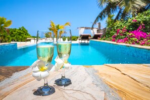 2 piscines extérieures, chaises longues