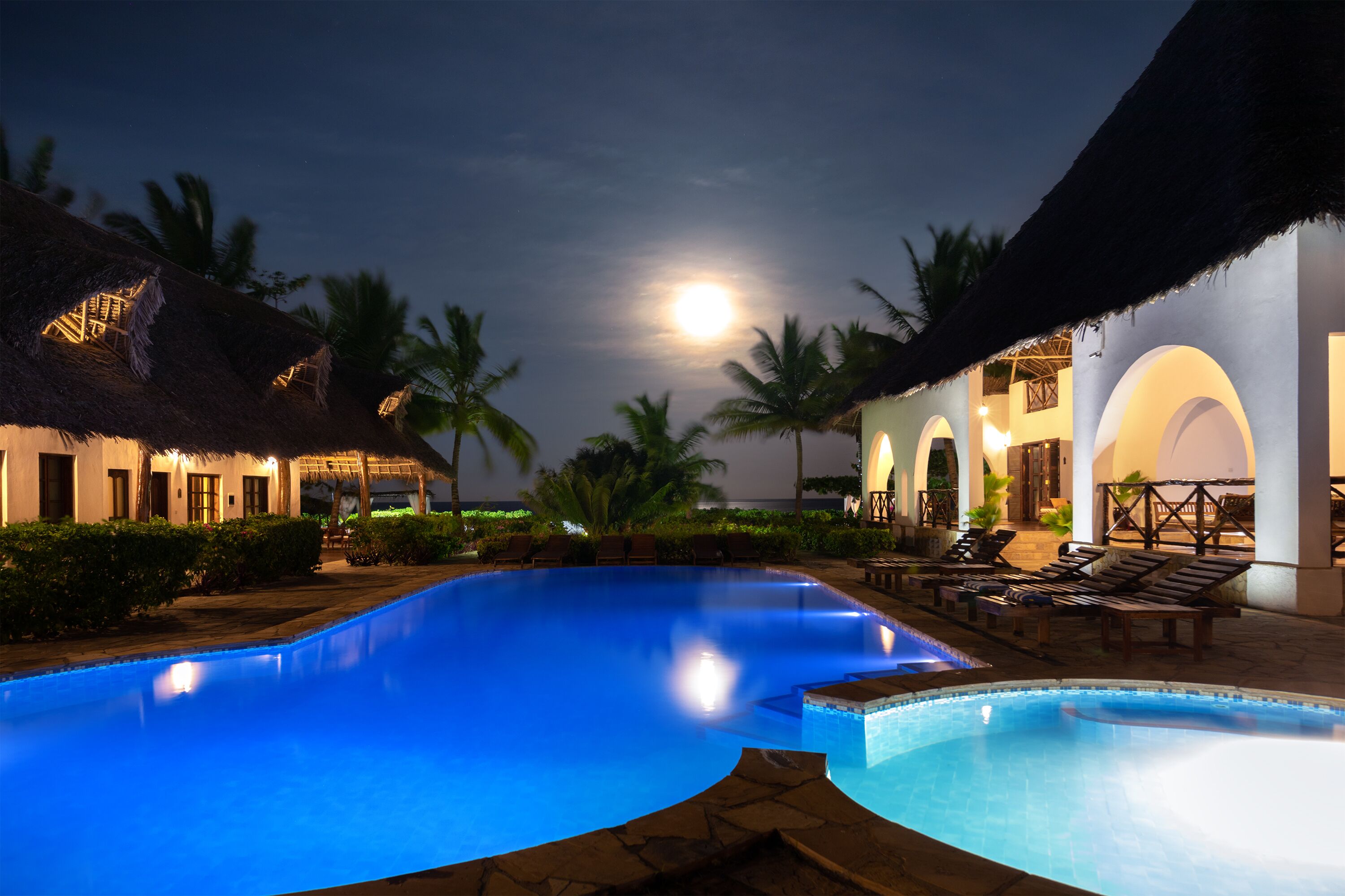 2 outdoor pools, pool loungers