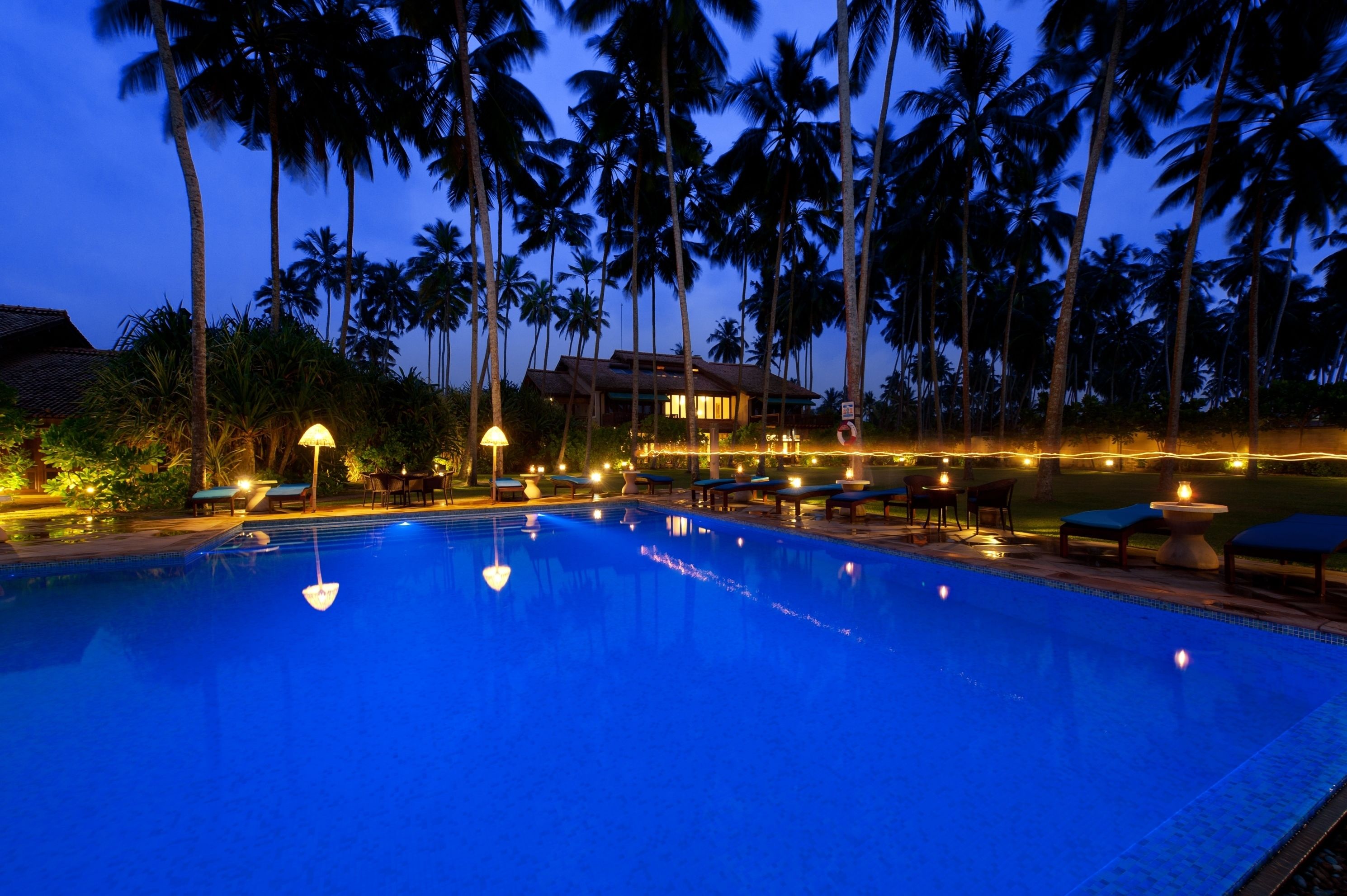 outdoor pool, open 7:30 am to 6:30 pm, pool loungers