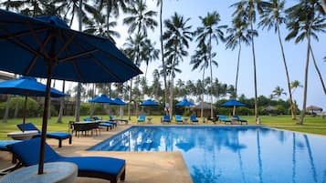 Außenpool, geöffnet von 07:30 Uhr bis 18:30 Uhr, Liegestühle