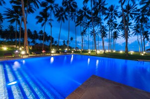 室外游泳池，07:30 至 18:30 开放，日光浴躺椅