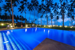 Piscine extérieure, chaises longues