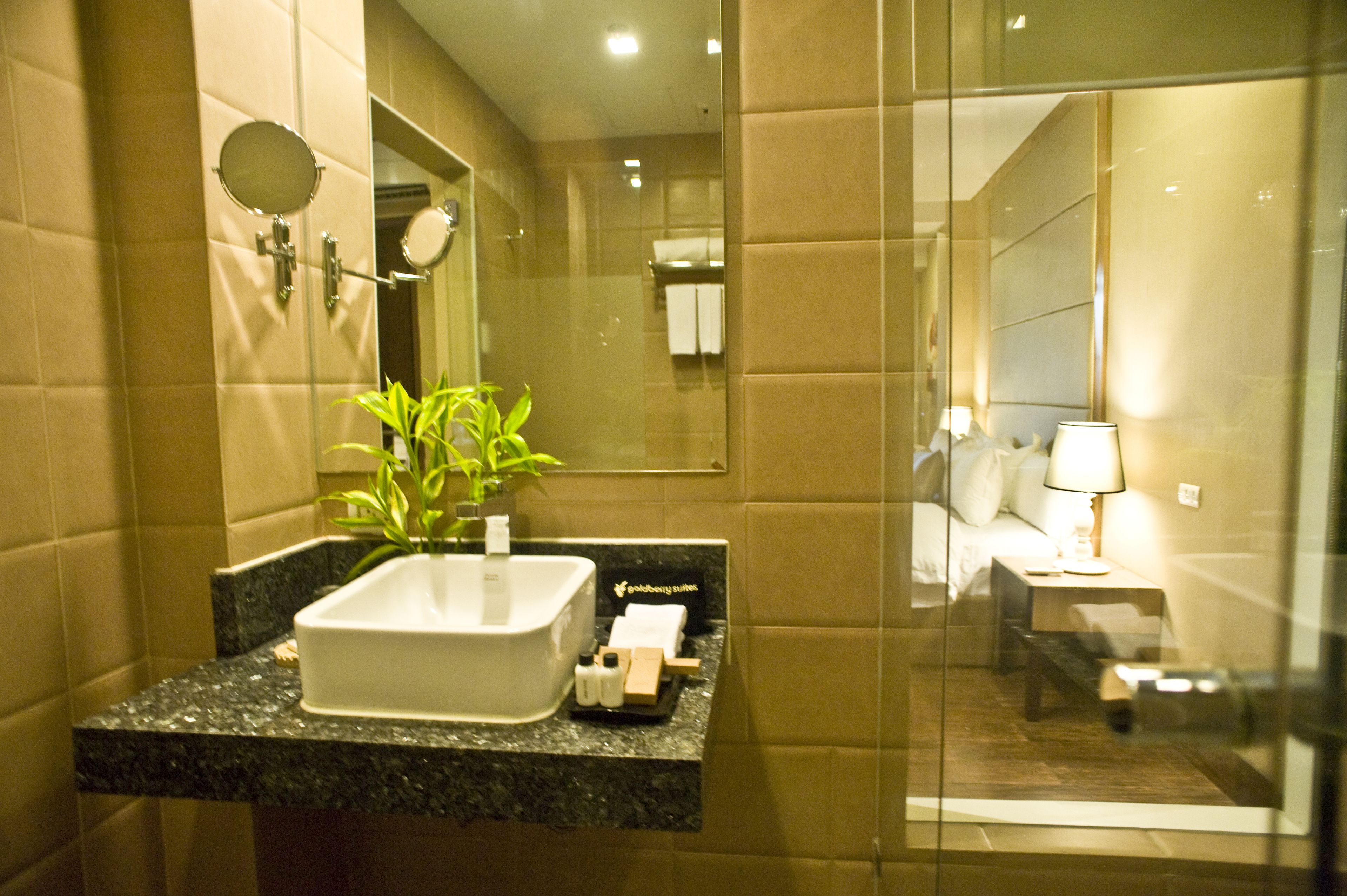 suite | bathroom | shower, free toiletries, hair dryer, towels