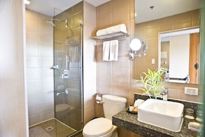 Habitación Deluxe | Baño | Regadera, amenidades de baño gratuitas, secadora de cabello, toallas